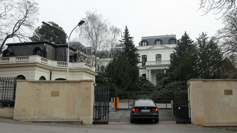 У здания посольства России в Праге произошли беспорядки