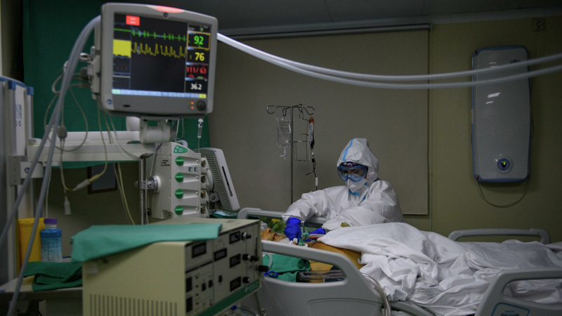 В Москве за сутки госпитализировали 993 человека с коронавирусом