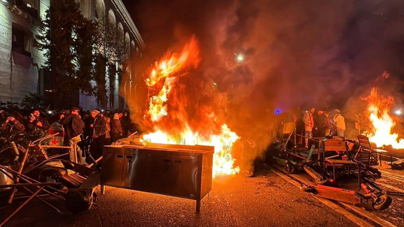 Митингующие в Тбилиси разгромили офис правящей партии "Грузинская мечта"