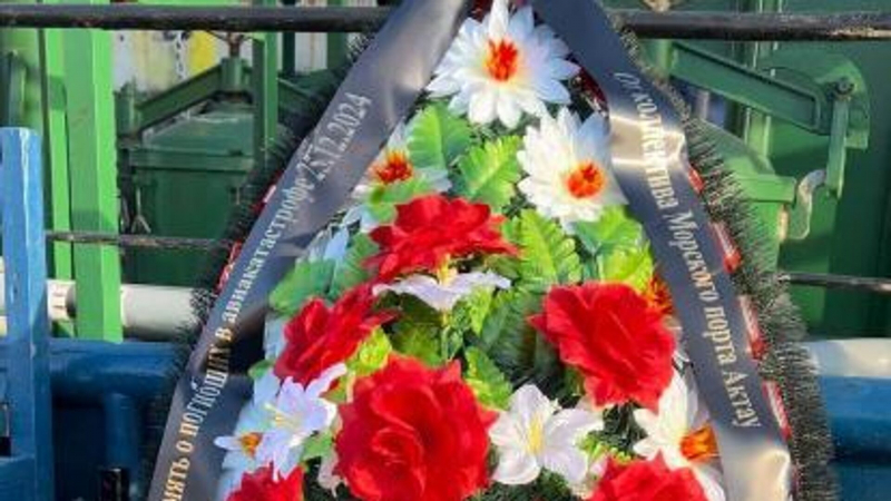 Траурные венки спустили в Каспийское море в память о погибших в авиакатастрофе близ Актау 