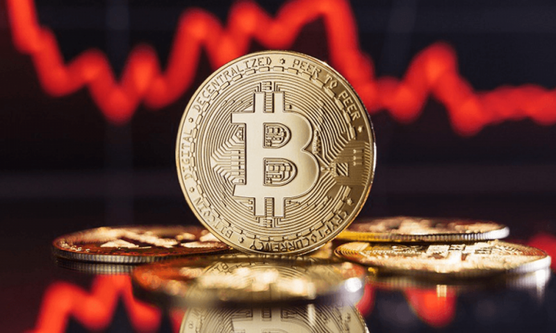 Биткоин теряет  000, Ethereum и Solana падают, поскольку противостояние в Ормузе поднимает нефть до 3-недельного максимума