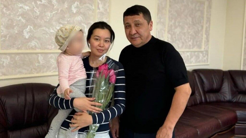 Освобожденную в аэропорту Алматы заложницу навестил спасший ее мужчина