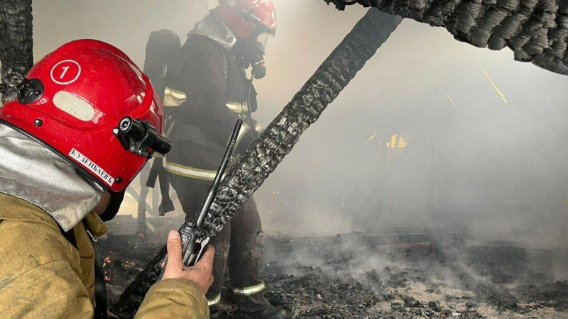 Пожар охватил кровлю многоэтажного жилого дома в Таразе 