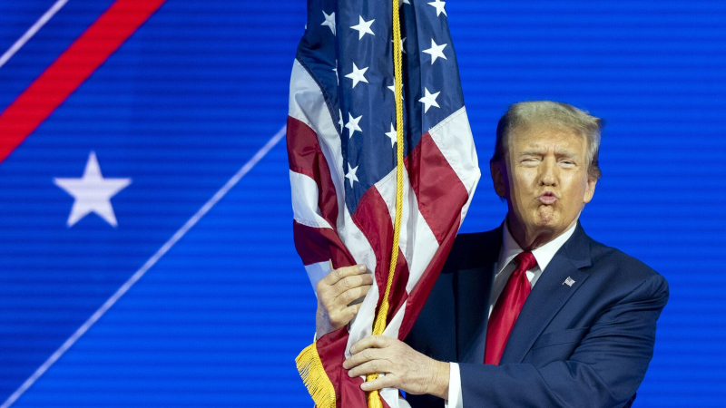 Трамп официально вступил в должность президента США