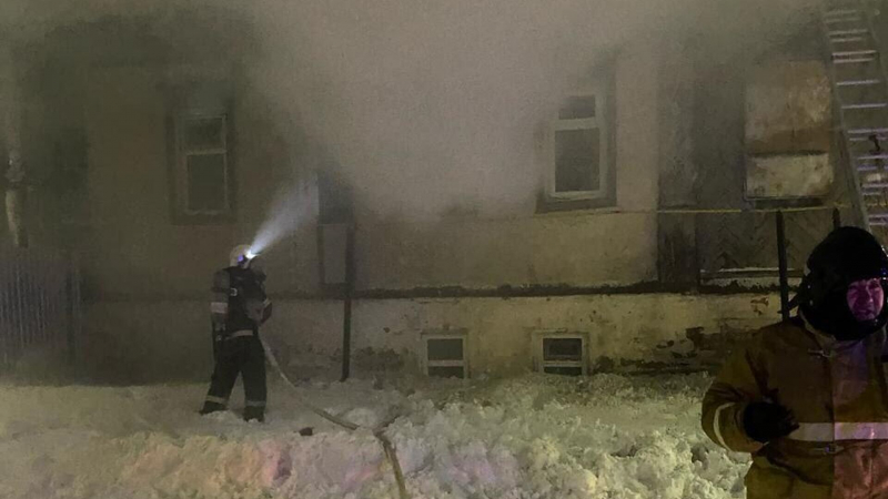 Трехлетнего ребенка и маму спасли при пожаре в Уральске