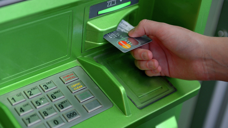Аналитики назвали самые популярные операции россиян в банкоматах